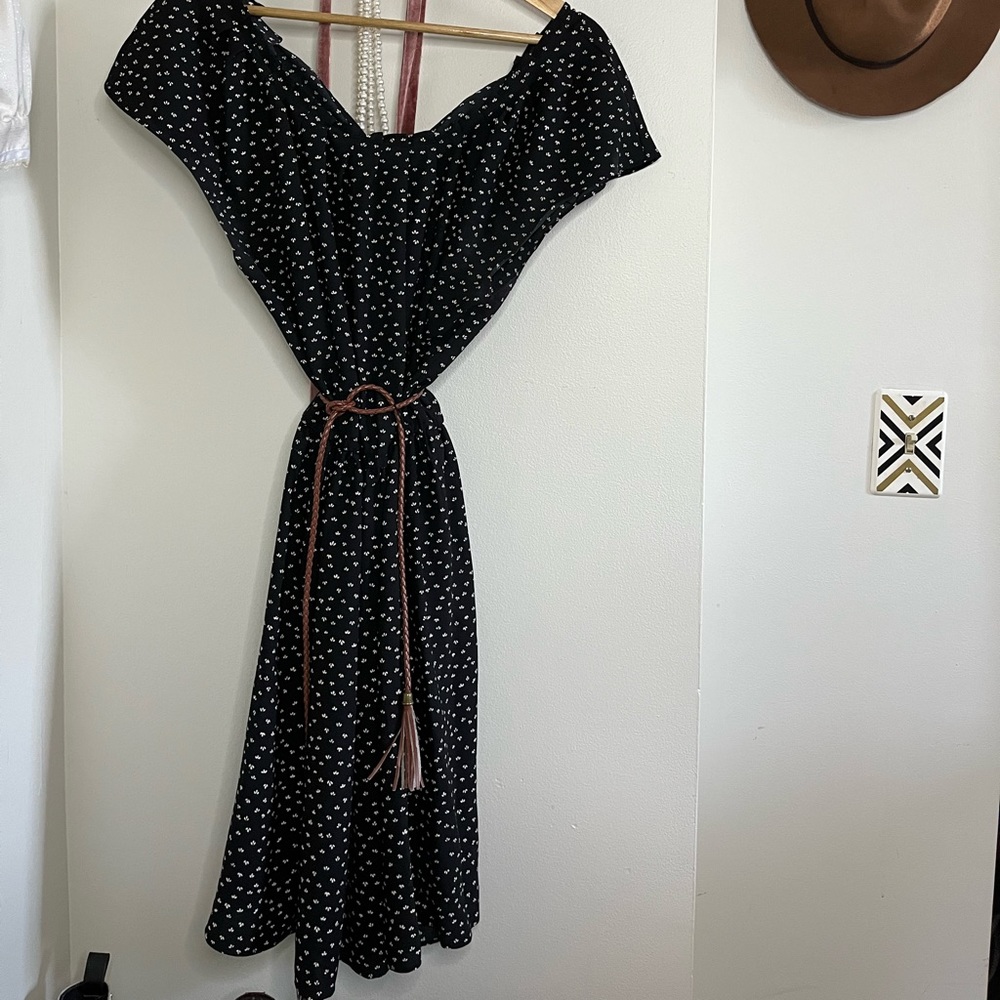 XL Lauren Conrad black and white dress. Lightweight material. Short sleeved.